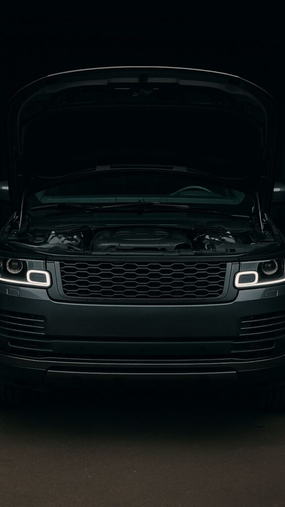 Land Rover Yedek Parça Range Rover kaputu açık – motor bölmesi görünümü
