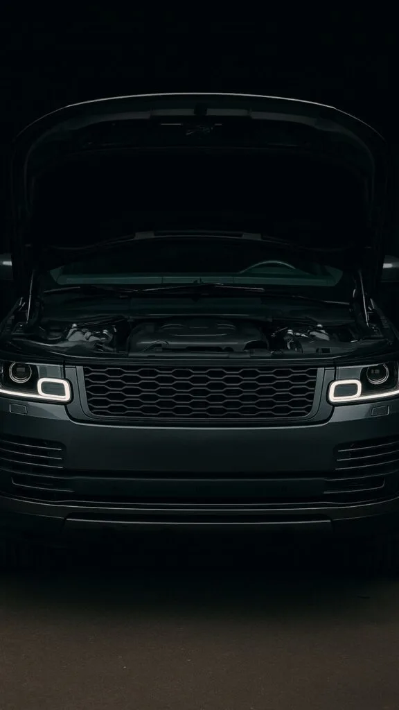Land Rover Yedek Parça Range Rover kaputu açık – motor bölmesi görünümü