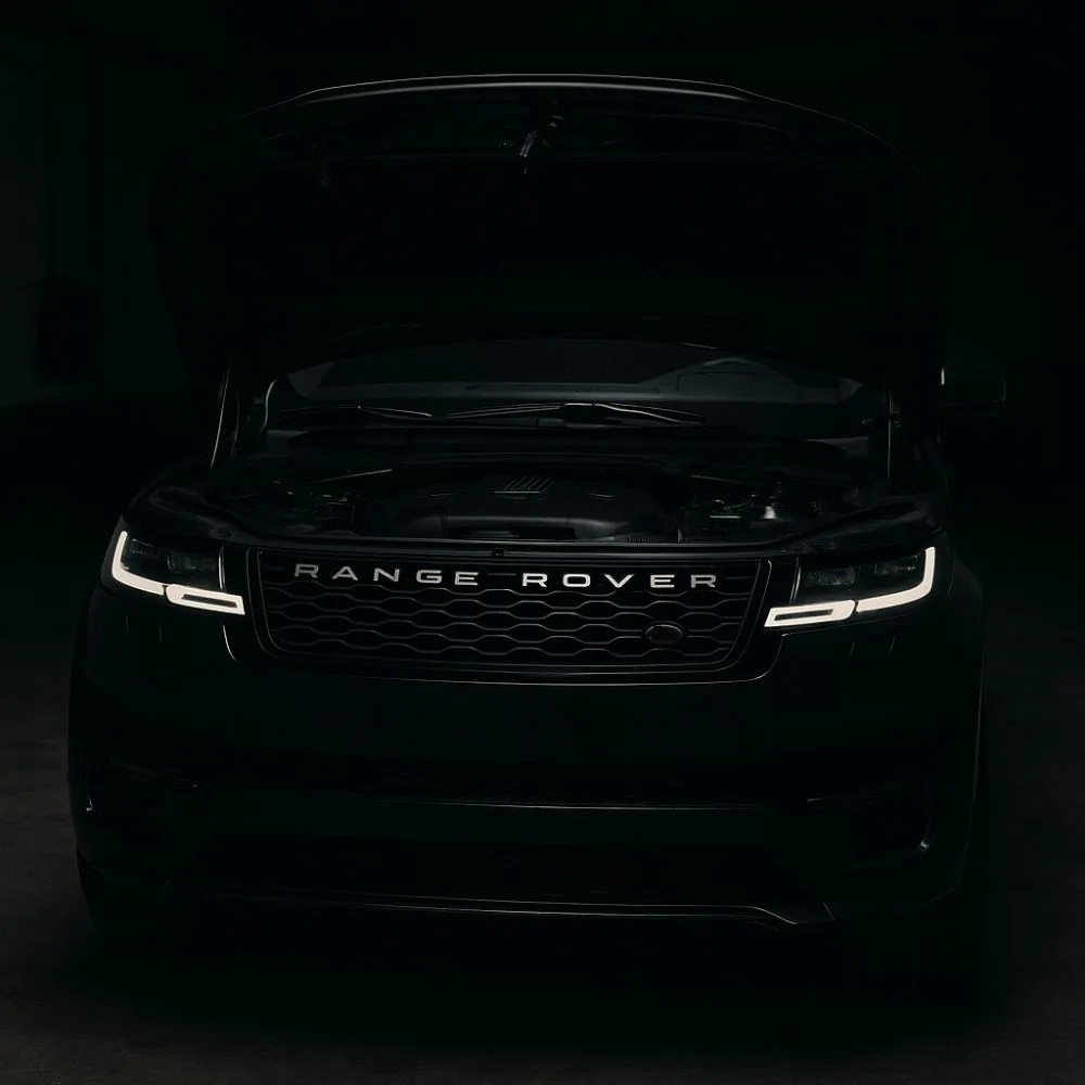 Land Rover Yedek Parça Range Rover kaputu açık – komple motor görünümü