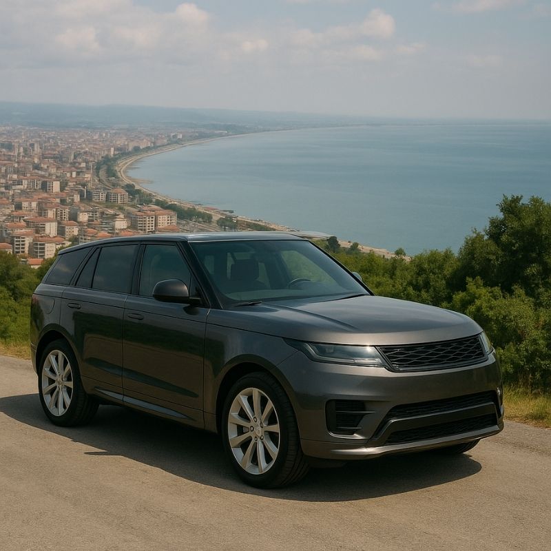Samsun manzarası önünde park etmiş koyu gri SUV, Land Rover yedek parça temalı görsel