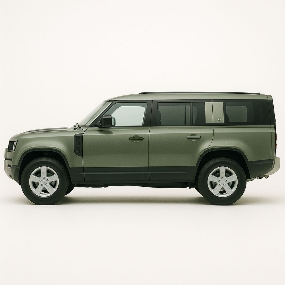 Land Rover yedek parça Şaşmaz – beyaz fon üzerinde klasik yeşil Defender 130 yan görünüm.