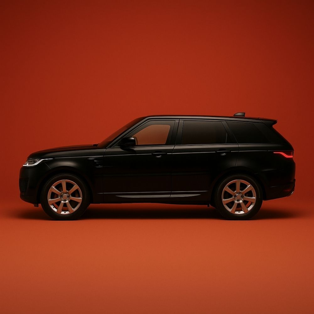 Land Rover yedek parça Uşak – siyah Range Rover Sport, kırmızı fon üzerinde stüdyo çekimi yandan görünüm